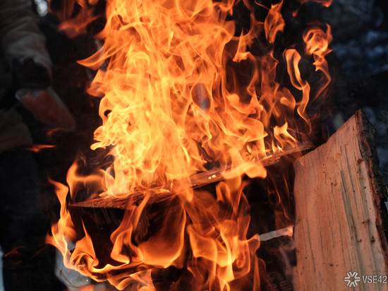 Частный дом полностью сгорел при серьезном пожаре в Кемерове