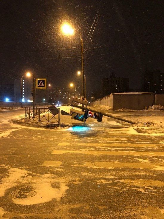 Сильный ветер роняет светофоры в Петербурге
