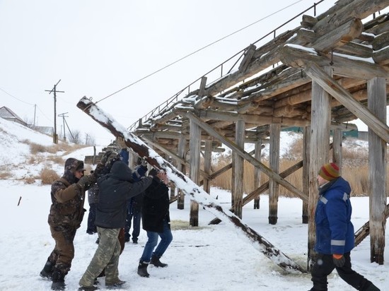 В Астраханской области ремонтируют 120-летний мост