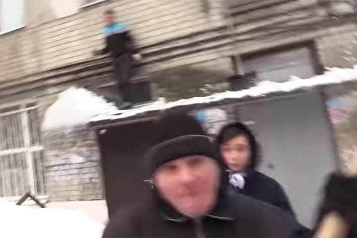 Избил дворников. В Чите нападения.на журналиста с лопатой
