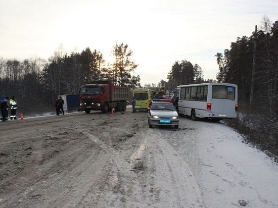 Автомобиль врезался в пассажирский автобус в Нижегородской области