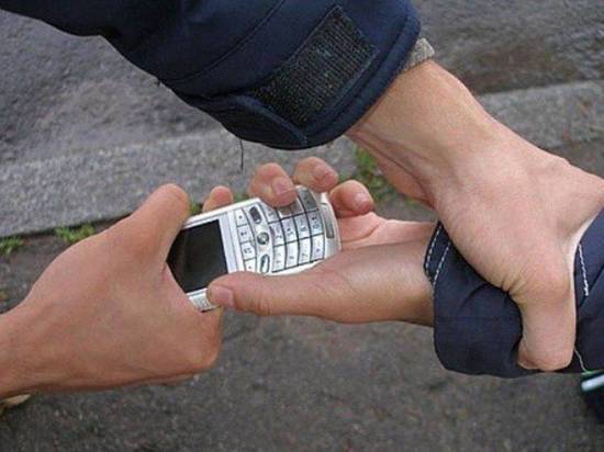 Архангельский молодец заработал, отжав мобильник у подростка в центре города