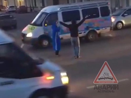 Полиция наказала молодых людей за жаркие танцы в центре Астрахани