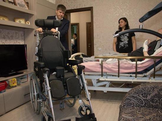 Упавшему с моста подростку председатель Горсовета Калининграда подарил специальное инвалидное кресло