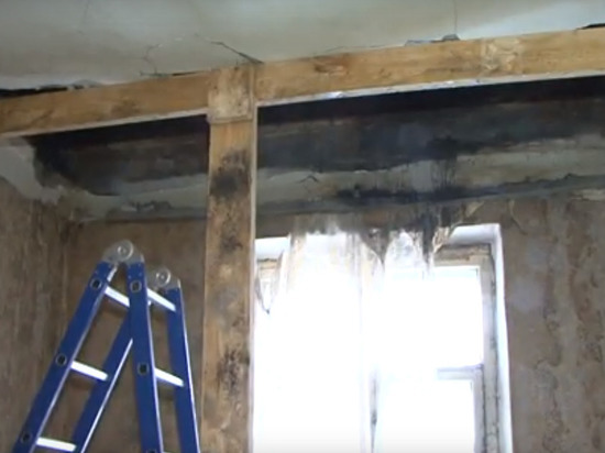 В квартире жилого дома в Барнауле обрушился потолок