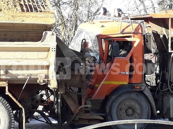  Два груженных грузовика столкнулись в Калуге