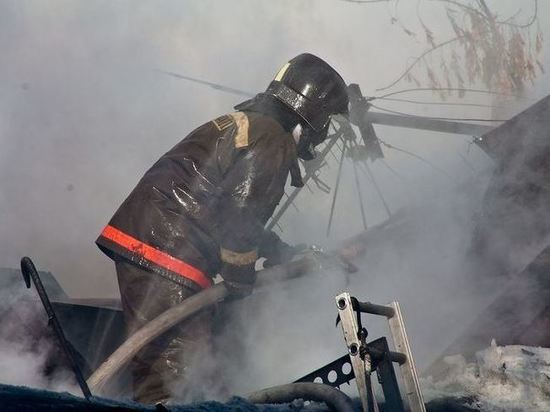 В Калининграде выгорел склад с гофротарой