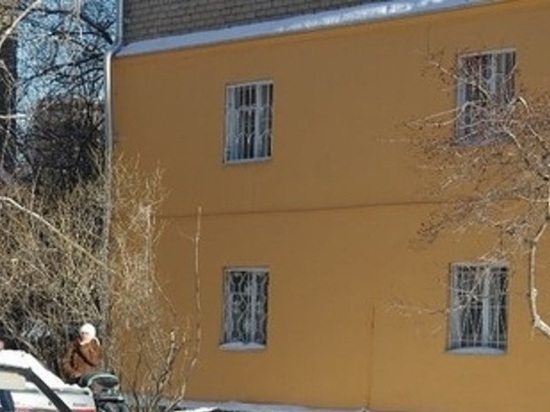 В Екатеринбурге на женщину с ребенком упала глыба льда