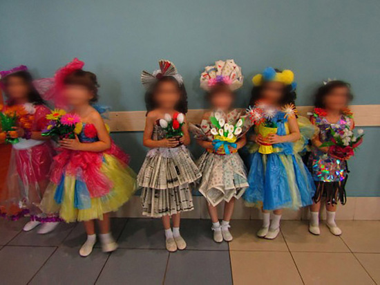 В Анжеро-Судженске родители нарядили детей в мусорные мешки