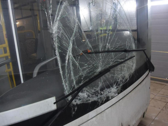 В Чебоксарах автобус сбил автомойщика при заезде в бокс