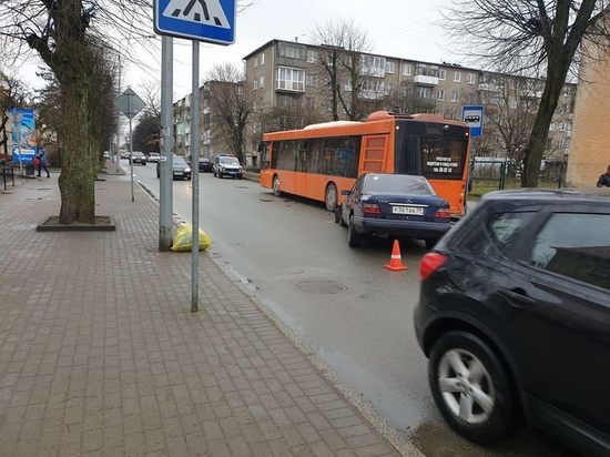 В Калининграде «Мерседес» на полном ходу врезался в автобус