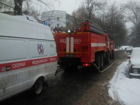 Трое в тяжелом состоянии эвакуированы с пожара в Калуге