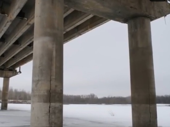 Мост в Астраханской области становится опасным для движения