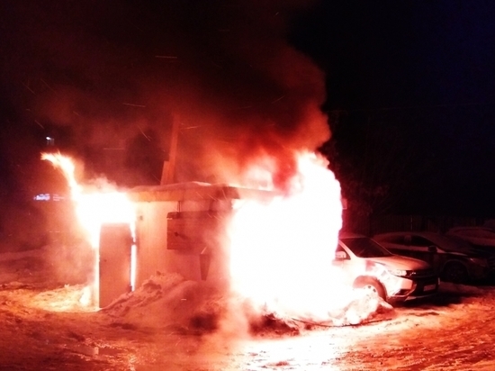 Mitsubishi пострадал в пожаре на автостоянке в Новочебоксарске