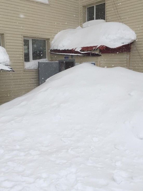 В Ноябрьске коммунальщики завалили вход в подъезд снегом с крыши