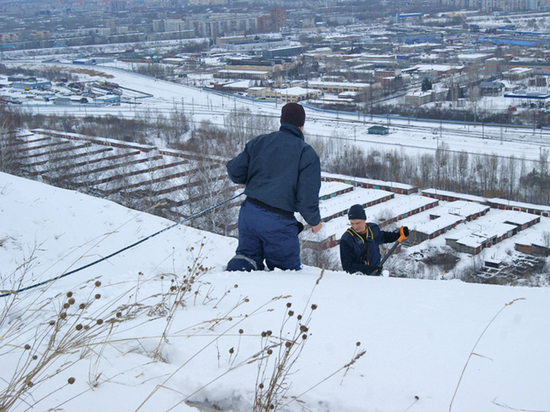 С Соколиной горы в Новокузнецке срезали опасные снежные гребни