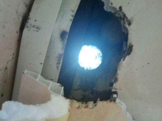 В Прокопьевске коммунальщики пробили дыру в потолке квартиры