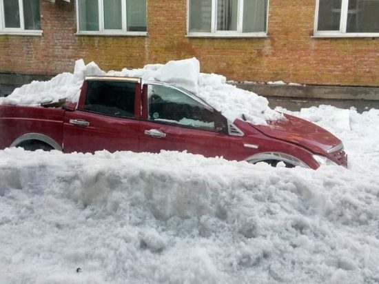 В Кемерове снежный сугроб проломил крышу припаркованного пикапа