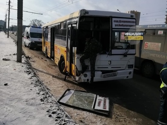 Пятеро новосибирцев пострадали в ДТП автобуса и мачты освещения