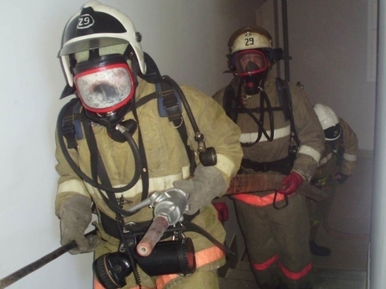 В калининградской новостройке четверо пожарных потушили отходы