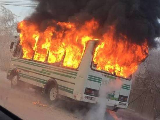 В Ростовской области сгорел автобус