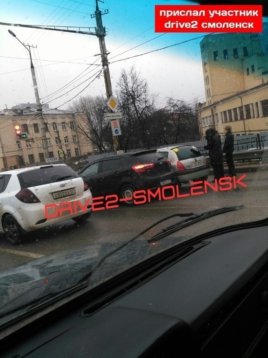 Пятницкий путепровод в Смоленске стал в пробке из-за утреннего ДТП