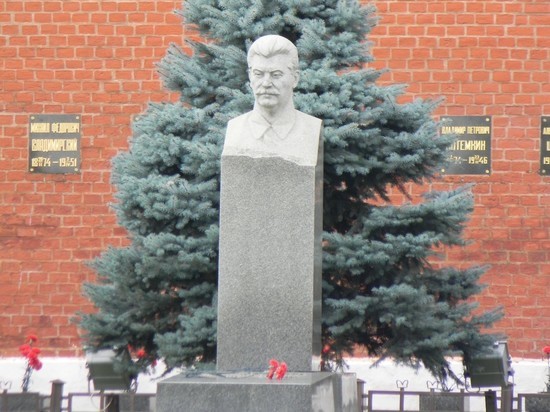 В центре Москвы задержали активистов, бросивших гвоздики в могилу Сталина