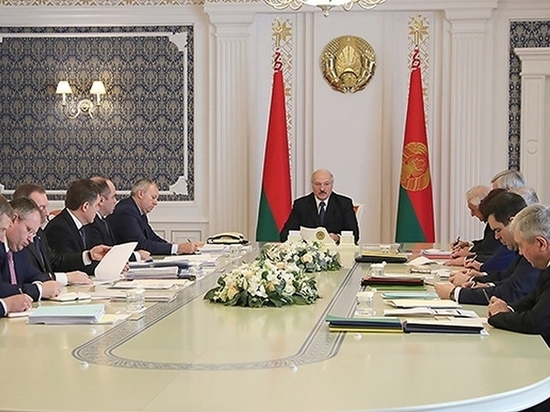 Лукашенко рассказал о предложении Путину перейти на торговлю в рублях