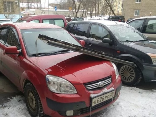 В Рыбинске на припаркованную машину скинули кусок лифта