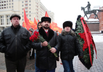 Традиционная акция коммунистов по возложению цветов к могиле Сталина прошла во вторник в Москве
