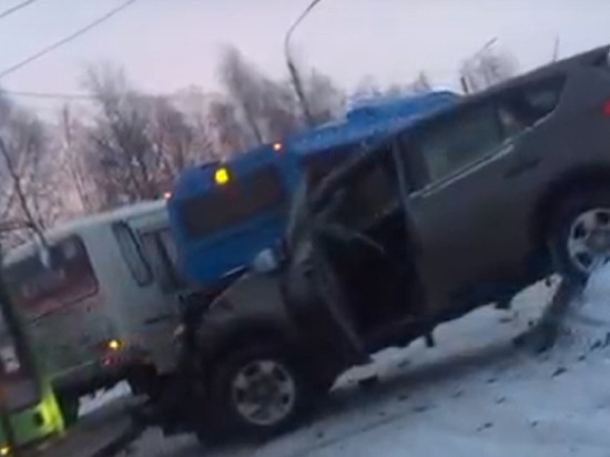 Пассажирский автобус в Архангельске пролетел на красный и изуродовал японский внедорожник