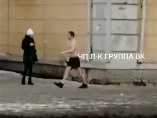 В Ленинске-Кузнецком на улице заметили голого мужчину с луком