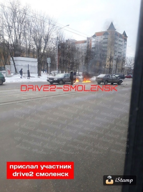 В Смоленске при ДТП загорелся легковой автомобиль