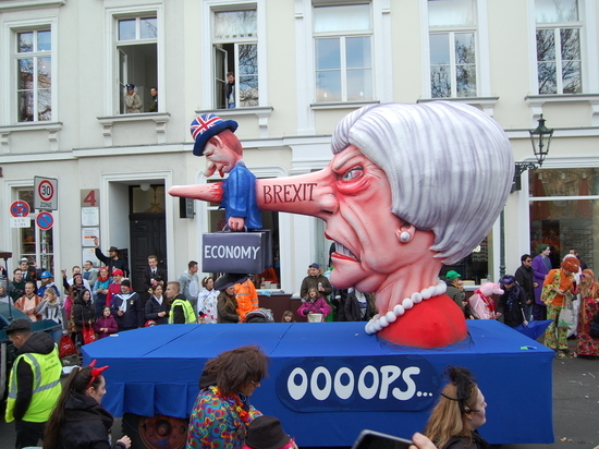 Веселье на злобу дня: в Дюссельдорфе прошел традиционный карнавал