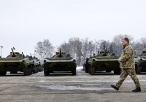 Украина готовиться к тому, что ей придется отвечать на вторжение России на трех из четырех возможных направлениях, заявил глава Генштаба ВСУ Виктор Муженко