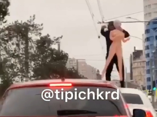 По Краснодару проехался лимузин с человеком и надувной секс-куклой на крыше