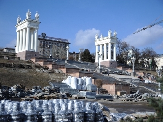 В Волгограде с весной возобновили реконструкцию нижней террасы набережной