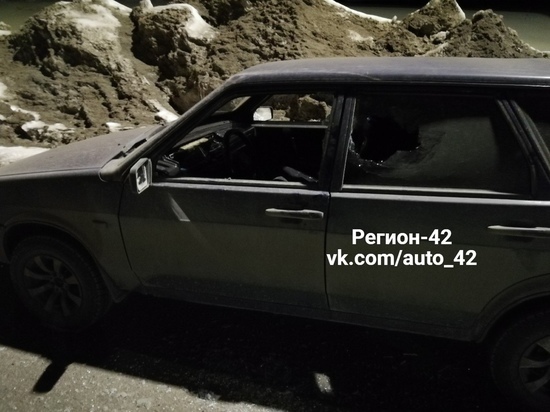 В Кемерове вандалы разгромили автомобиль, припаркованный из-за поломки