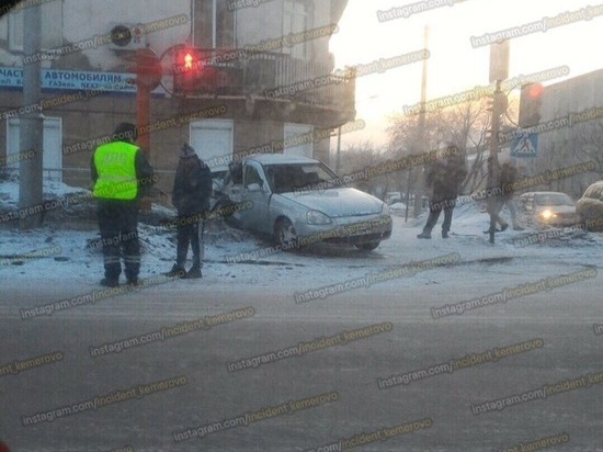 В Кемерове на Кузнецком проспекте легковушка вылетела на тротуар после столкновения