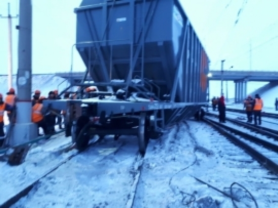 Четыре грузовых вагона сошли с рельсов в Новосибирской области