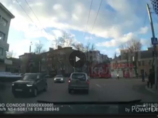 Появилось видео наезда на женщину на светофоре в Калуге