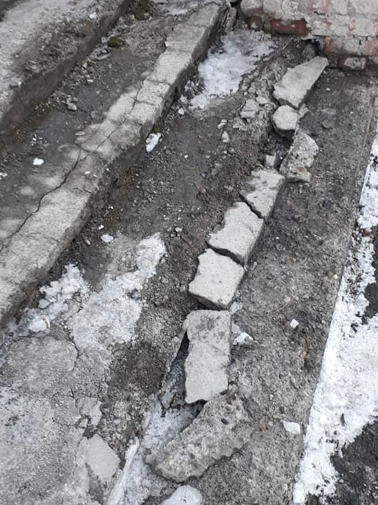 Кемеровчанин пожаловался на разрушенные ступени во дворе жилого дома