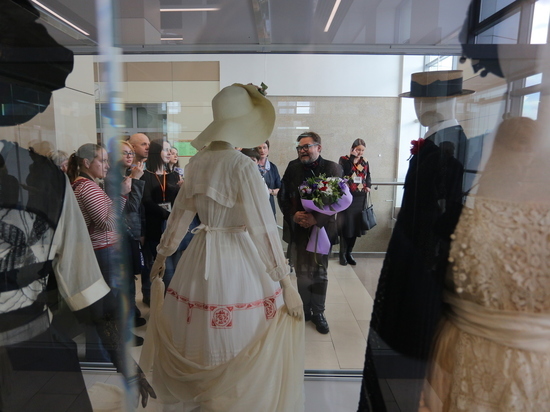 На выставке представлены платья Пугачевой и Шульженко