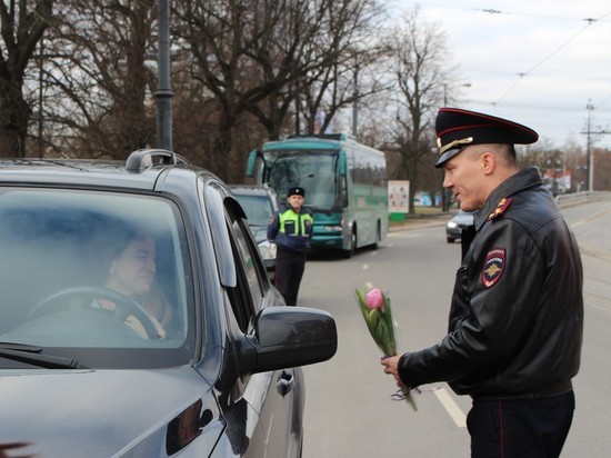 Глава калининградской Госавтоинспекции Геннадий Бубеннов поздравил автоледи с 8 марта