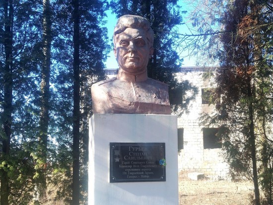 Под Гурьевском памятник герою Гурьеву оказался в частных владениях