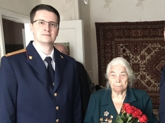 Рязанские следователи поздравили женщин-ветеранов ВОВ с 8 марта