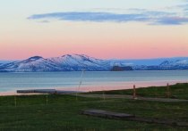 Сотрудники службы охраны Южно-Камчатского федерального заказника обнаружили, что Курильское озеро, самый глубокий пресноводный водоем на территории заповедника, оказалось полностью покрыто льдом