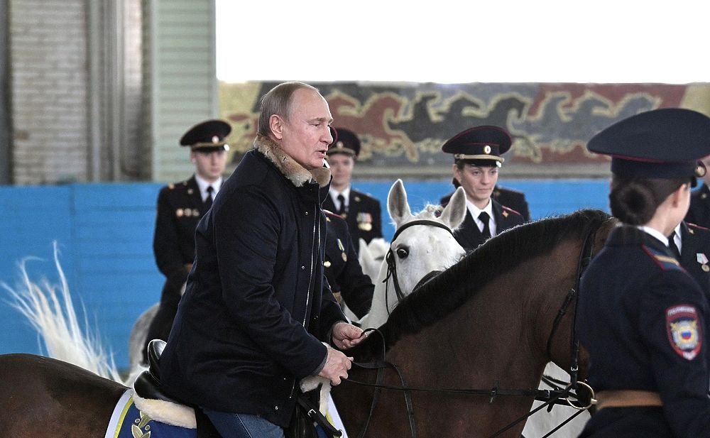 Путин отправился к женщинам кататься на лошадях: кадры молодецкого азарта