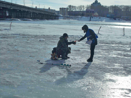 Любителей подледной рыбалки предупреждают о коварстве льда в Кузбассе