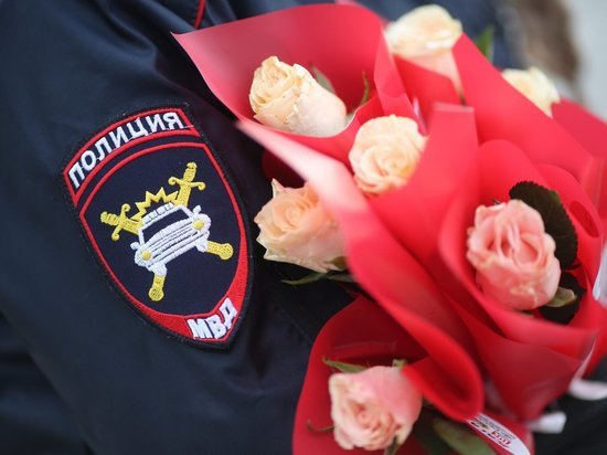 В Волгограде «цветочный патруль» поздравил автоледи с 8 Марта